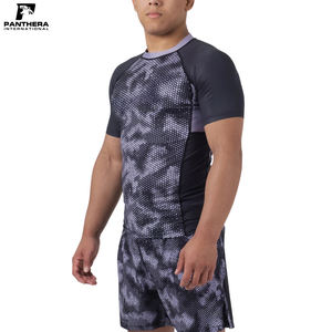 เสื้อรัดกล้ามเนื้อ MMA คุณภาพสูง สำหรับฝึกซ้อมแบบ No Gi พิมพ์โลโก้ได้ตามต้องการ ผลิตจากผ้าสแปนเด็กซ์/โพลีเอสเตอร์ แขนสั้น ระบายอากาศได้ดี - Product Image 5