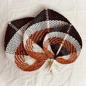Éventails en bambou naturel, magnifiquement fabriqués, éventails à main en feuilles de palmier, fournisseur de produits tissés, éventails portatifs. - Product Image 6