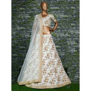 Lehenga Choli de mariage en soie lourde brodée blanc cassé Sabyasachi - Product Image 4