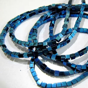 Perles en hématite facettées de couleur bleu royal, forme de cube, 2 mm, longueur 15-16 pouces - Product Image 1