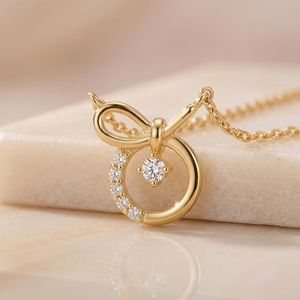 Collar con Colgante Solitario de Oro Amarillo de 10k con Lazo de Cinta y Diamante Cultivado en Laboratorio de Corte Redondo, Joyería Ligera para Uso Diario RAAMAA - Product Image 4
