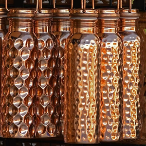 Botella de Agua de Cobre Martillado, Texturizada, a Prueba de Fugas, Reutilizable, Ayurvédica, para el Hogar, la Oficina, Viajes y Uso Diario - Product Image 4