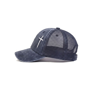 Gorra trucker de béisbol cristiana vintage de algodón lavado personalizado con bordado de cruz y parte trasera de malla, con efecto desgastado - Product Image 3