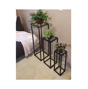 Soporte moderno para macetas de hierro que realza espacios contemporáneos con estilo minimalista y organización funcional de plantas - Product Image 1