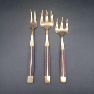 Fourchette vintage en laiton avec manche en bois, finition miroir haute brillance, résistante à la rouille, pour les fêtes - Product Image 3