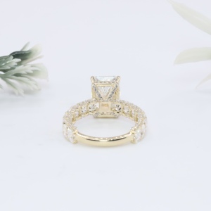 Bague de fiançailles de luxe en or jaune, taille radiant, sertie de pierres de laboratoire, avec halo dissimulé et bande éternité radiant, bague solitaire de déclaration, haute joaillerie - Product Image 4