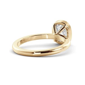 Bague de fiançailles en or jaune massif 14 carats avec diamant de laboratoire taille coussin de 2,50 carats certifié IGI, sertie clos, et alliance de mariage de 2 mm - Product Image 2