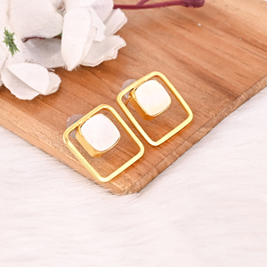 Boucles d'oreilles pendantes en laiton plaqué or avec nacre naturelle, bijoux tendance faits à la main pour femmes - Product Image 3