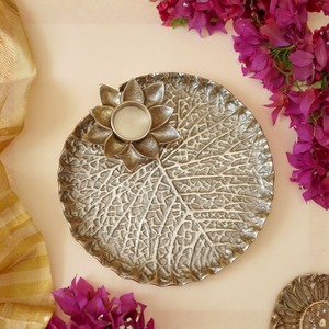 Plateau de service et plat décoratif en aluminium à motif de feuilles gravé, forme irrégulière, compatible micro-ondes, pour mariage et Thanksgiving - Product Image 3