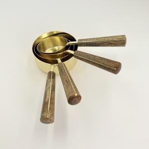 Herramienta Premium para Mediciones Precisas, Juego de 4 Tazas y Cucharas Medidoras de Acero Inoxidable Dorado con Mango de Madera - Product Image 2
