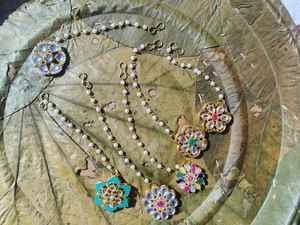 Maangtika de créateur sertie de pierres Polki/Kundan pour femmes, bijou de tête de mariée, cadeau pour femmes pour Haldi/Mehndi, tikka/Nethi Chutti pour la mariée - Product Image 6