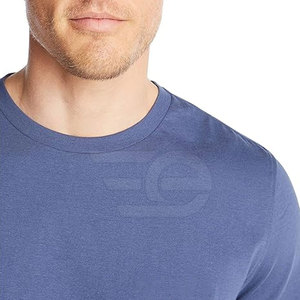 T-shirt uni léger pour homme, fabriqué avec un tissu respirant pour des journées d'été confortables, 100 % coton - Product Image 4