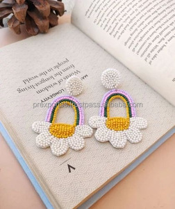 Boucles d'oreilles pendantes faites à la main en perles de rocaille, motif fleur arc-en-ciel, broderie perlée, bijoux fantaisie colorés, taille personnalisée, unisexe - Product Image 2