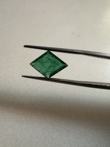 Esmeralda Zambiana Natural, Corte en Forma de Cometa, Verde Intenso, Gema Suelta para Joyería Fina, Anillos Personalizados, Colgantes y Diseños de Lujo - Product Image 1