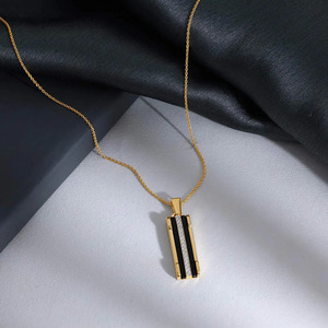 Collier pendentif diamant avec accent en émail noir rigide - Product Image 1