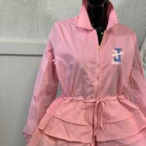 Chaqueta de Mujer Jack and Jill con Peplum, Color Rosa, Cierre Frontal con Cremallera, Estilo Casual, con Volantes en el Bajo, Abrigo Elegante - Product Image 1