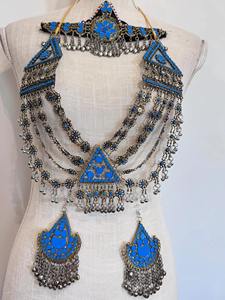 Conjunto de collar tradicional de la tribu Kuchi con piedras azules turquesa, cadenas pesadas, campanas y pendientes grandes, estilo bohemio nómada. - Product Image 5