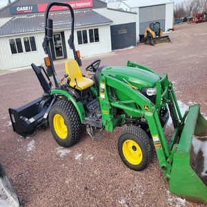 Tracteur John Deere 2025R 45 CV 4x4 avec chargeur frontal et pelle arrière, vert, fourni par l'usine - Product Image 1