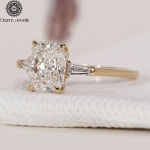 Bague Classique Femme Charm Jewells en Moissanite Taille Coussin Trois Pierres Plaqué Or 18K Sertissage à Griffes Certifiée IGI - Product Image 3