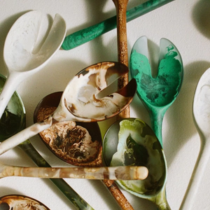 Dernières cuillères de service multifonctionnelles indiennes faites à la main en résine pour salade, cuisine, café et thé - Product Image 1