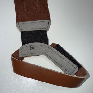 Guante de Tiro con Arco de Forma Personalizada |   Cuero Suave Ergonómico Adecuado para Tiro al Blanco |   Calidad de Exportación Global - Product Image 5