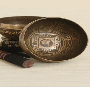Par de cuencos tibetanos de latón con grabado geométrico de mandala en el interior, incluye martillo y base, disponible a precios de mayorista. - Product Image 1
