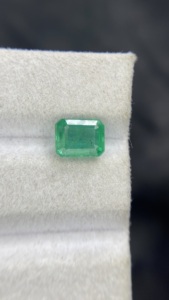 Émeraude naturelle certifiée du Zambie, taille octogonale, pierre à bon lustre, pierre précieuse non montée pour la création de bijoux, 1,65 carat - Product Image 2