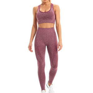 Ensemble de yoga sans manches uni avec logo frontal, respirant, écologique, extensible, comprenant un haut et un legging pour le fitness, l'entraînement, le yoga et les activités quotidiennes - Product Image 1