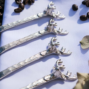 Juego de cucharas de té y café con mango de ciervo dorado y plateado hecho a mano de latón para fiestas, bodas y regalos (paquete de 4) - Product Image 2