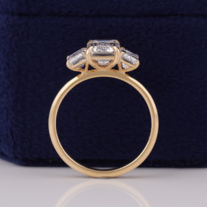 แหวนหมั้นเพชรทรงเอเมอรัลด์คัท เพชรเลี้ยงในห้องปฏิบัติการ ทองคำขาว 14k ประดับเพชรสามเม็ด - Product Image 5