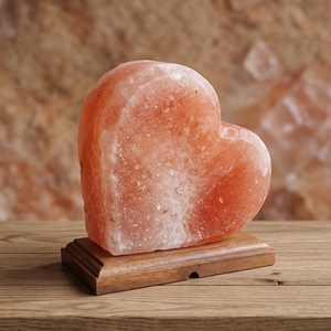 Lámpara de Sal Rosa del Himalaya Natural en Forma de Corazón, Hecha a Mano, con Base de Madera - Product Image 3