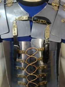 Auténtica Armadura Medieval Romana Lorica Segmentata, Acero Dulce Antiguo con Detalles en Latón, Armadura de Caballero Plateada para Reenactaciones y Cosplay - Product Image 6
