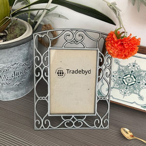 Marco de Fotos Metálico de Diseño Elegante para Exhibición en Mesa por Tradebyd - Product Image 1