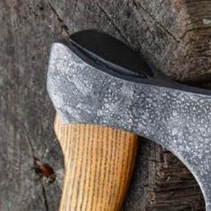 Hacha de doble hoja de acero con alto contenido de carbono y mango de madera industrial, multifuncional para exteriores, montaña, camping y supervivencia. - Product Image 2