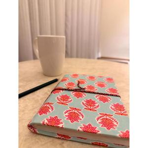 Carnet à couverture rigide en tissu floral, fait main, cousu au fil, avec motif imprimé et fermeture à cordon rouge - Product Image 5