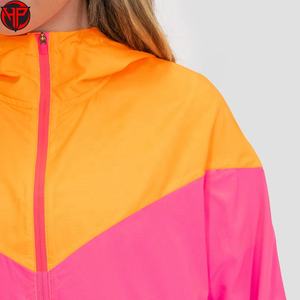 Ensemble de survêtement personnalisé pour femme, coupe-vent à capuche deux pièces, avec short et veste, fermeture éclair réfléchissante et matière polyester - Product Image 3