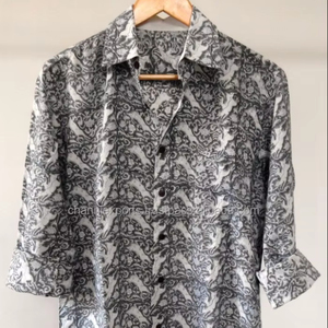 เสื้อเชิ้ตผ้าพิมพ์ลายแบบยั่งยืน พร้อมปกเสื้อแบบพับได้ ติดกระดุม แขนยาว เสื้อคลุมลำลองสำหรับผู้ชาย - Product Image 1