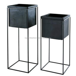 Hermosa Mesa Auxiliar Metálica Contemporánea con Estructura Elegante y Compacta, Ideal para Decorar el Rincón del Sofá - Product Image 6