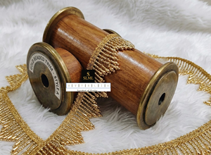 Encaje Trenzado Zig-Zag Dorado Premium con Borlas de Perlas Vibrantes y Flecos de Cuentas Grandes para Diseños de Lehnga y Vestidos de Lujo - Product Image 1