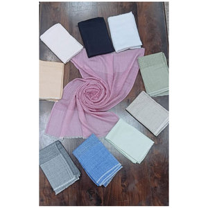 Estola de Lana Fina de Lujo con Tejido de Diamantes Grandes, 70x200 cm, Suave, Cálida y Elegante, Chal de Invierno Ligero, Diseño de Autor para Mujer - Product Image 2