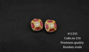 Boucles d'oreilles clous vertes Kundan plaquées or avec zircon, bijoux fins géométriques pour cadeau de fête - Product Image 5