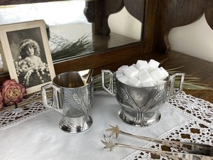 กระปุกน้ำตาลโลหะดีไซน์หรูหราสำหรับครัวสมัยใหม่ - Product Image 1