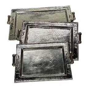 Nouveauté : Plateau décoratif rectangulaire argenté avec poignée, design minimaliste, artisanat métallique, pièce unique - Product Image 4