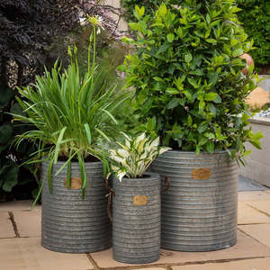 Juego de 3 macetas de metal galvanizado rústico con acabado rústico para uso en jardín exterior, con doble asa redondeada. - Product Image 1