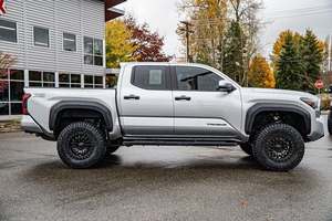 Pick-up tout-terrain de taille moyenne d'occasion 2025, édition TRD Off-Road - Product Image 2