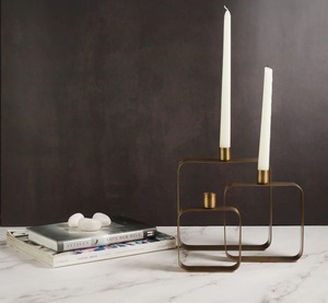 Candelabro de metal de alta calidad que puede elevar instantáneamente el ambiente de una habitación con una sofisticación discreta. - Product Image 3