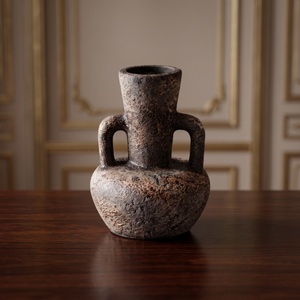 Vase en céramique noir charbon Wabi Sabi avec doubles poignées, poterie en argile texturée rugueuse, urne basse pour la décoration de salon et de la maison - Product Image 2