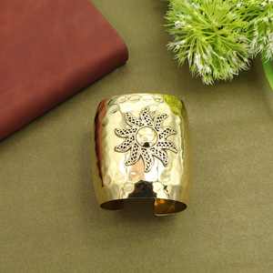 กำไลข้อมือทองเหลืองลายดอกไม้โบราณ ดีไซน์โบฮีเมียน ของขวัญสุดพิเศษ - Product Image 3