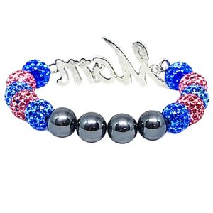 Bracelet extensible perlé noir et bleu roi avec breloque lettre « Maman » et accents de strass en cristal rose – Bijou fantaisie pour femme - Product Image 3