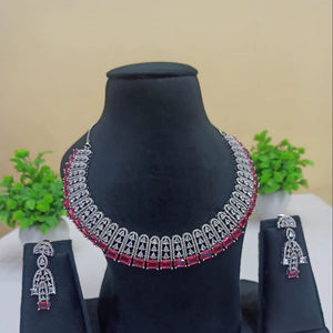 Ensemble collier et boucles d'oreilles classiques en cristal rose – Bijoux de mariée plaqués argent pour mariage - Product Image 1